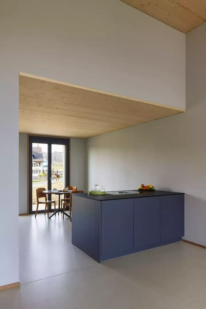 Die Wohnungen sind für Familien und Wohn­gemeinschaften gedacht und mit Mieten von beispielsweise CHF 2100  für eine 165 Quadratmeter grosse 5,5-Zimmerwohnung erschwinglich.