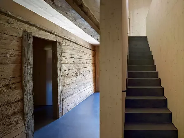 Eingangsbereich mit Treppe ins Obergeschoss. Foto: Ruedi Walti, Basel