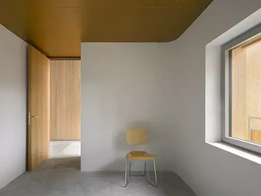 Gästezimmer im massiven Kern mit Fenster zum Eingangshof