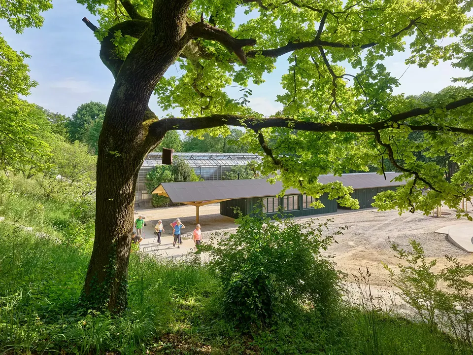Pavillon mit Besucher*innen