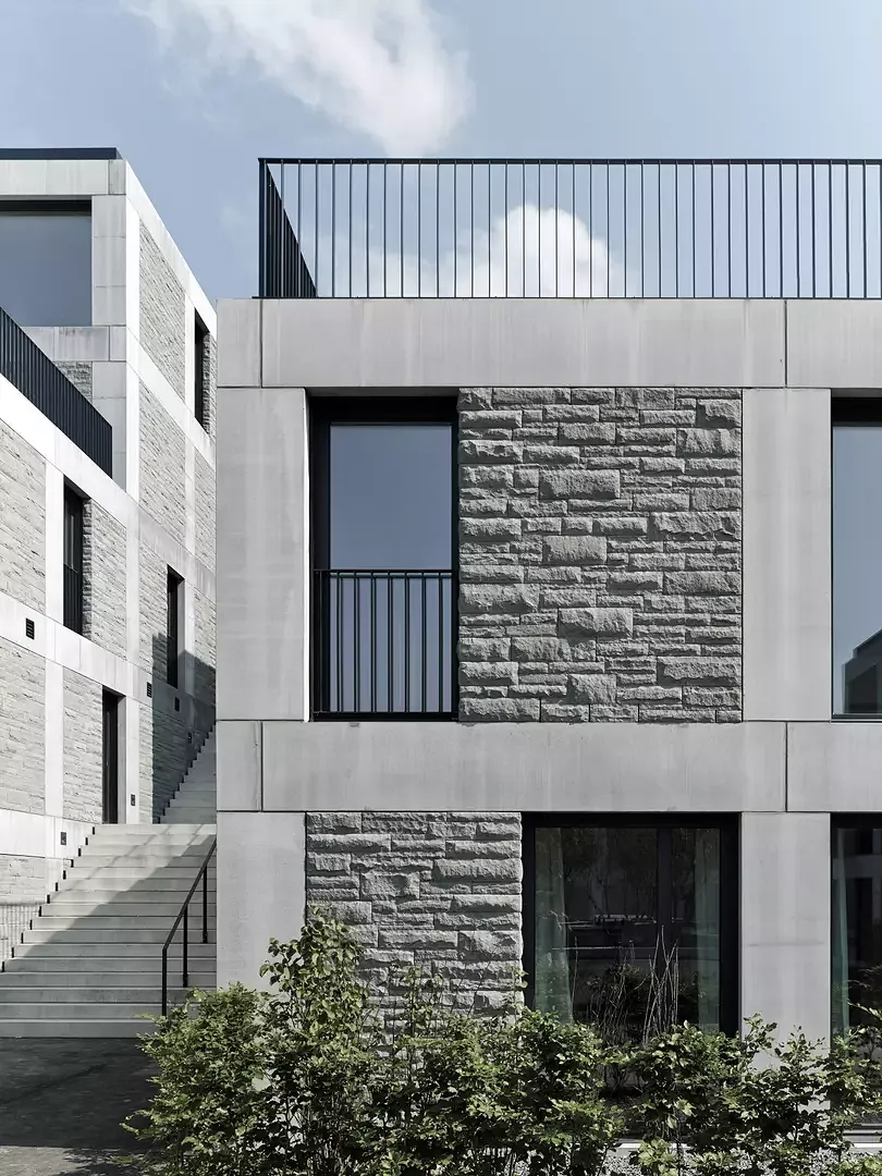 Façade de béton et de pierres naturelles