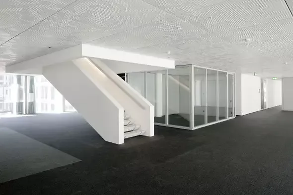 Voidtreppen verbinden die Geschosse offen