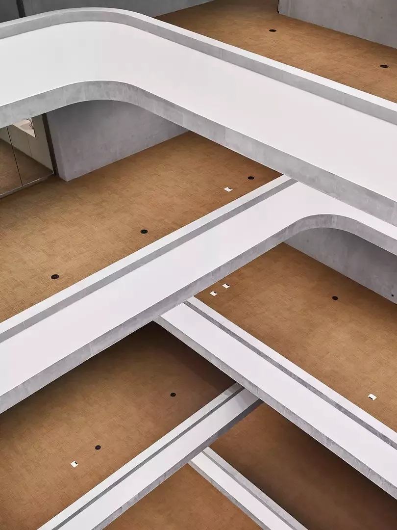 Alternierende Geschosse im Atrium