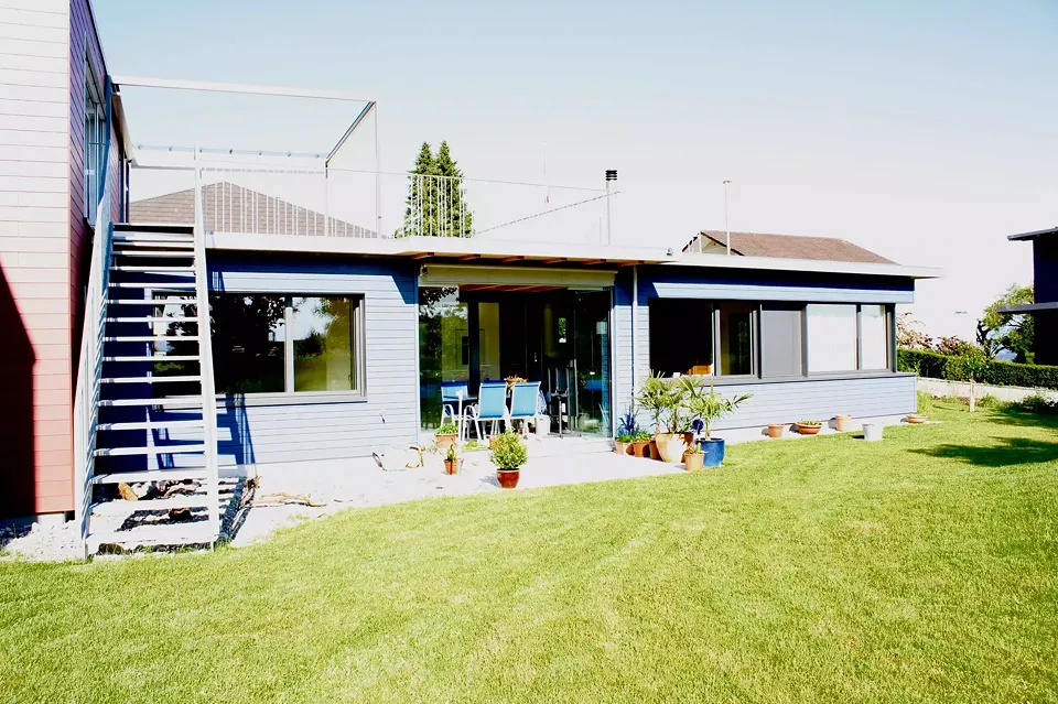 Annexion: Coin jardin dedans et dehors