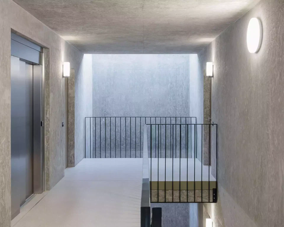 Treppenhaus – Beton mit Holzstruktur