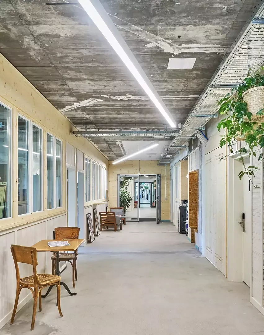 Le nouveau siège social s'étend sur deux ailes de bâtiment, reliées et desservies par le long couloir central.