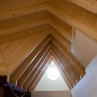 Das expressive Holzfaltwerk bringt Höhe und Licht