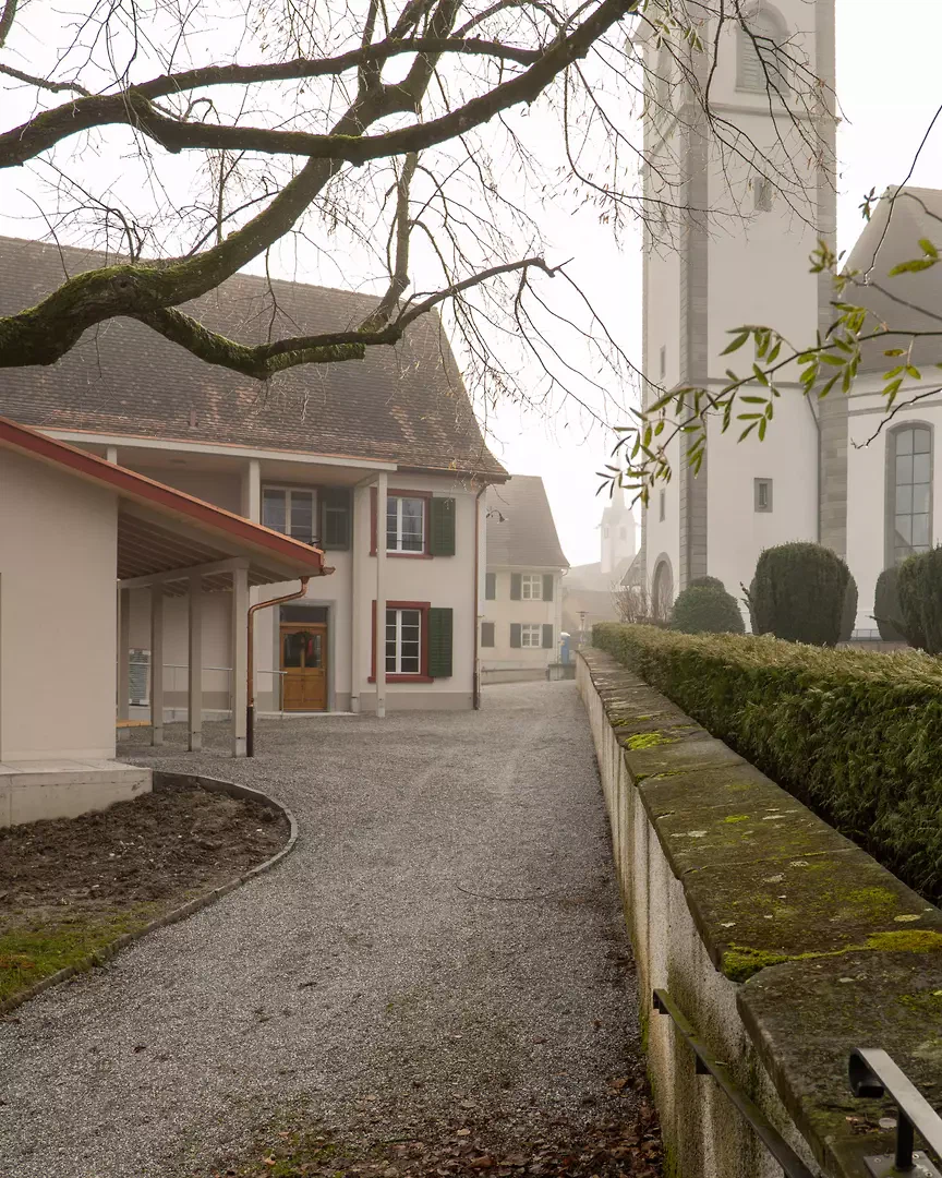 Kirchweg mit Kiesplatz