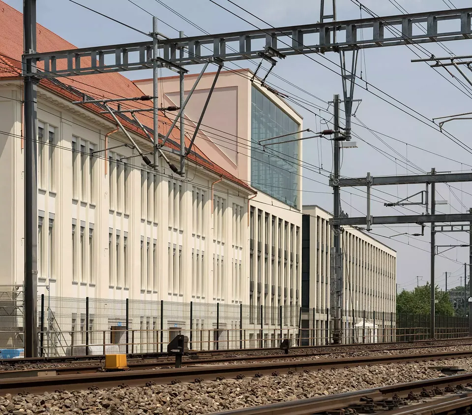 Das „Stadtauge“ als moderner Akzent im historischen Fabrikgebäude.