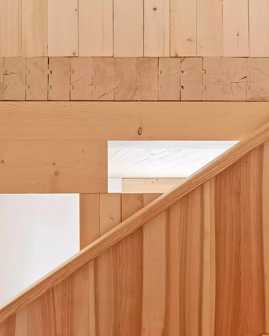 Die Deckenstirn bei der Innentreppe der Maisonette gibt Aufschluss über die Fügung der Kanthölzer