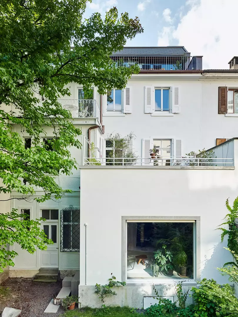 Blick auf den hofseitigen Anbau aus dem Jahr  1946. Neu eingefügt wurde  das grosse Fenster zur Gartenseite. Drei Freisitze  und eine Dachterrasse  stapeln sich übereinander.