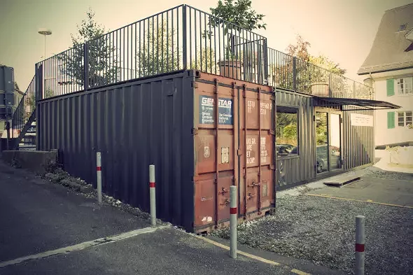 Seitenansicht (hinten, links), Eingangstür, Fensterfront