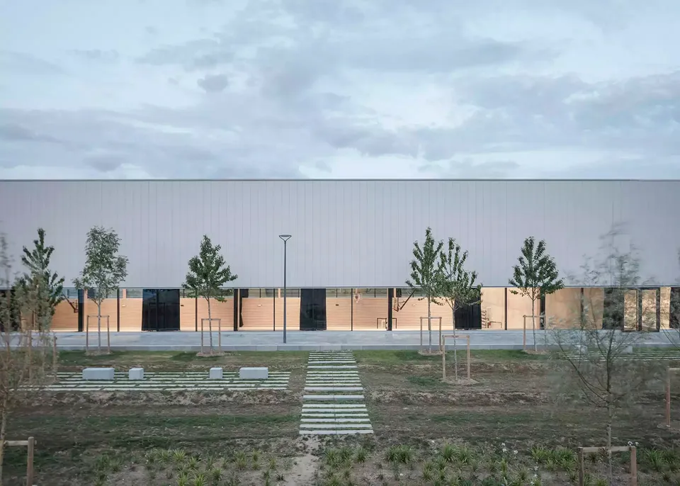 Fassade Aussenanlage Sportzentrum Gilles Boutantin