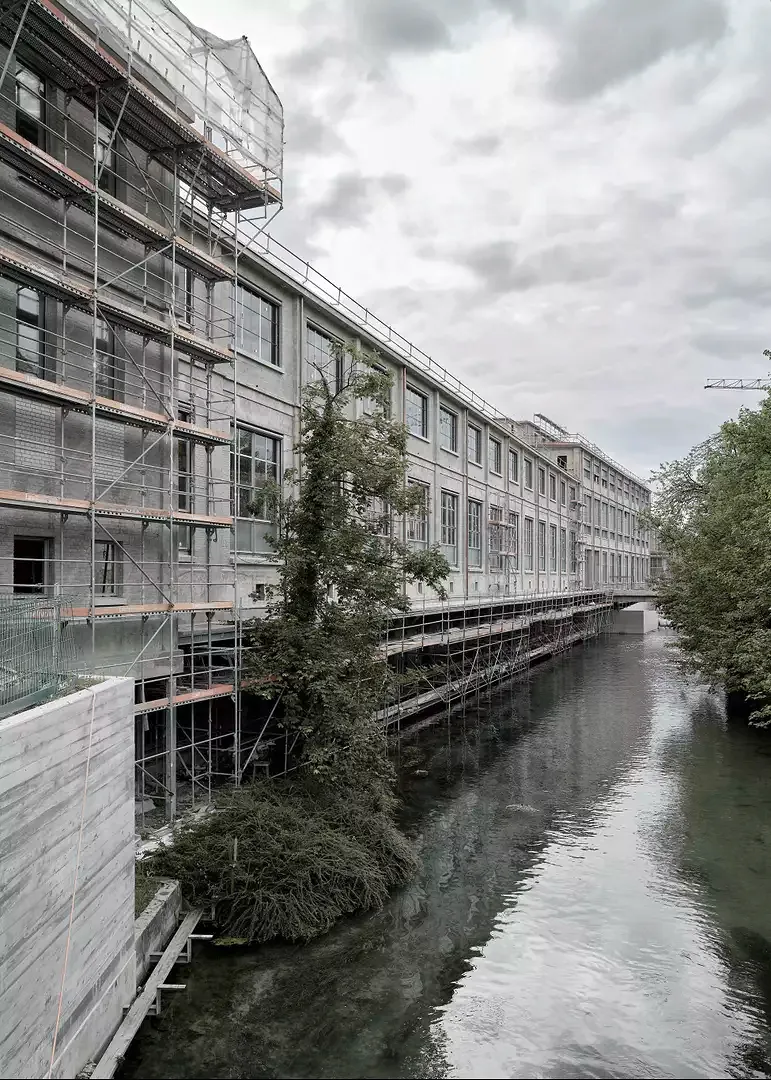 Les échafaudages ont entre-temps laissé place à une passerelle qui permet de découvrir l’espace fluvial.