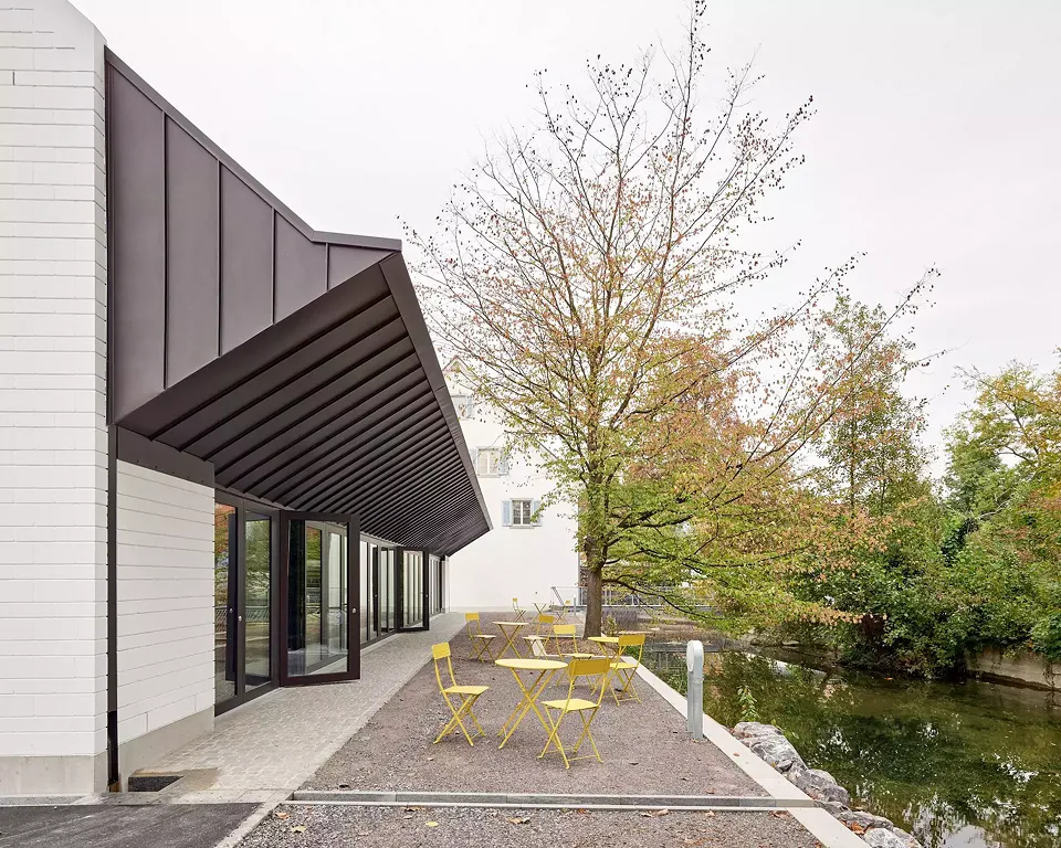 Espace assis en bord de canal