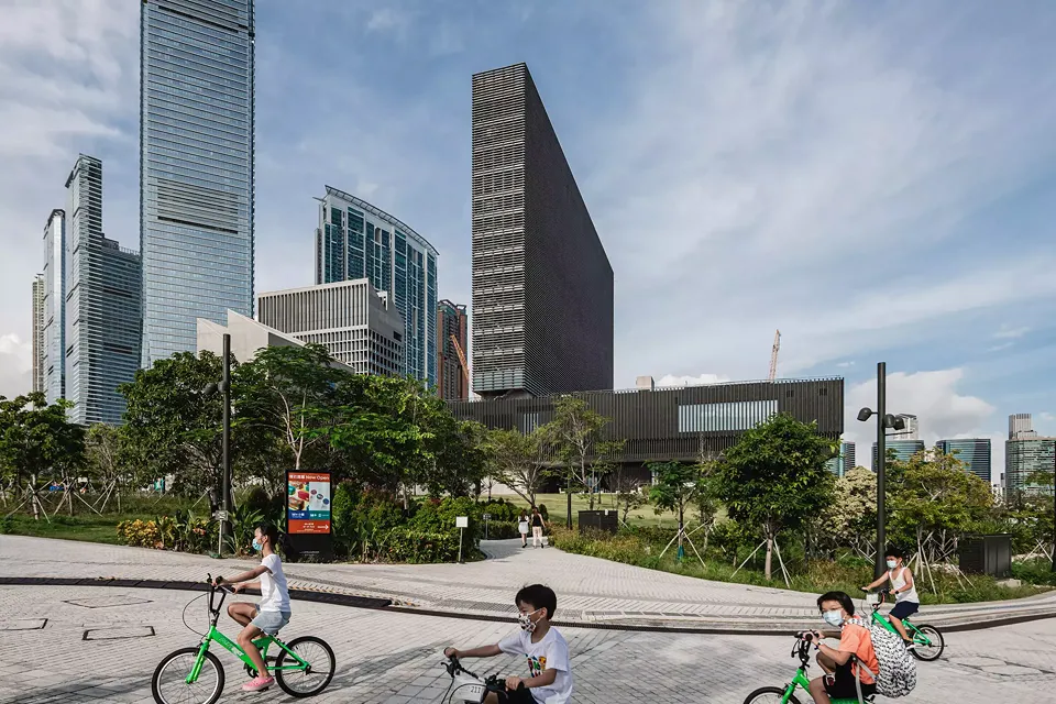 Les espaces verts sont rares  à Hong Kong. Outre un parc de 23 hectares jouissant  d’une très grande popularité, les 40 hectares du nouveau West Kowloon Cultural District regroupent art, éducation, hôtels, bureaux, gastronomie et logements.