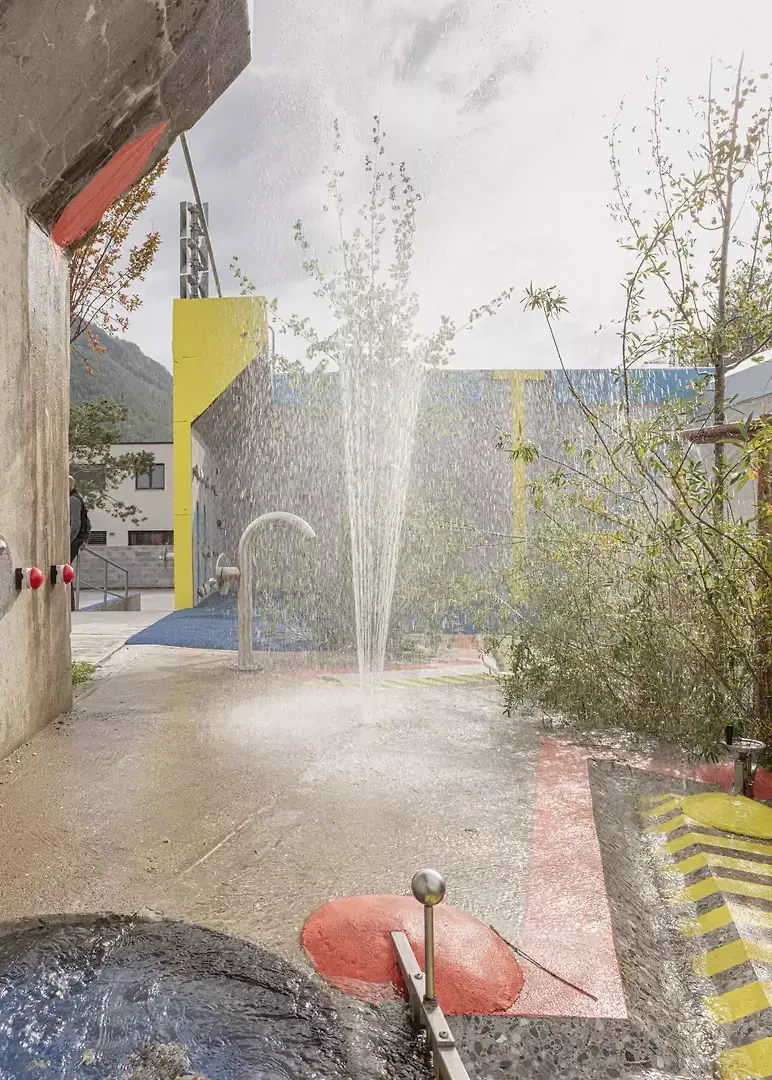 Vue sur intérieur du bassin transformé. Les jeux utilisent la pente existante pour l'écoulement de l'eau. Des saignés ont été découpé dans le béton existant afin de permettre à l'eau de se mettre en charge et d'être canalisée. 