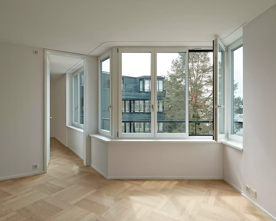 Über beidseitig laufende Bandfenster sind die Wohnräume hell belichtet und eine Wohnform mit starkem Aussenbezug