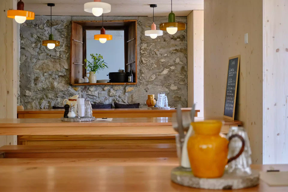 l'ancienne façade en moellons s'invite dans le réfectoire