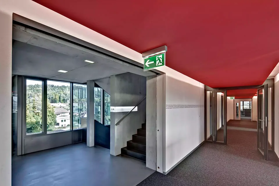Treppenhaus und Gang im Neubau