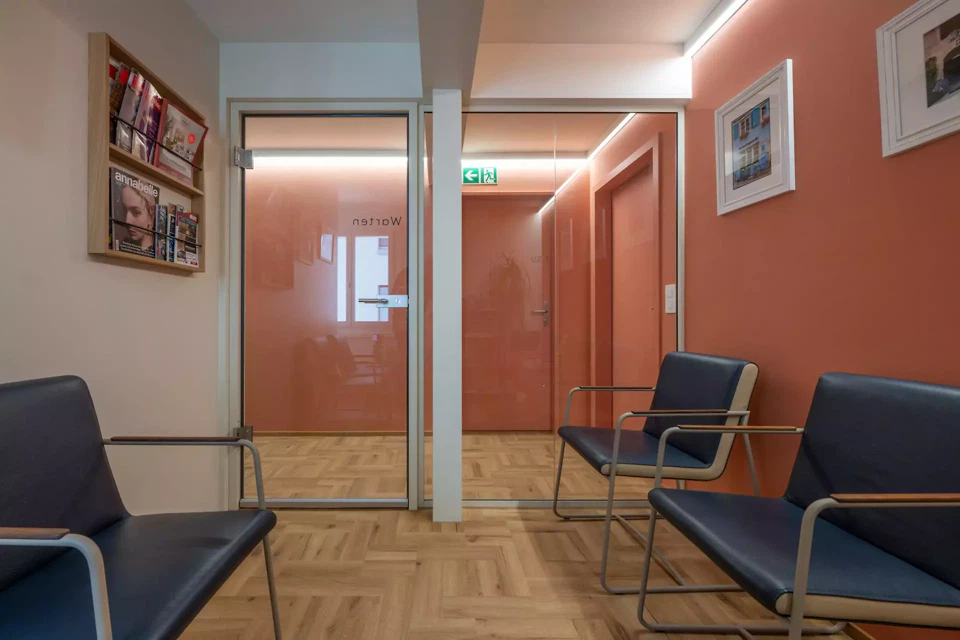 Wartebereich hinter Verglasung