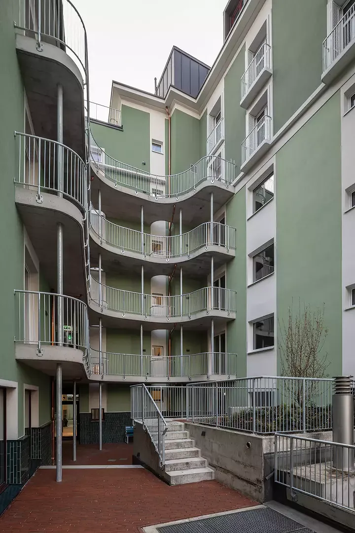 Ansicht der Veranda-Laubengänge im Innenhof