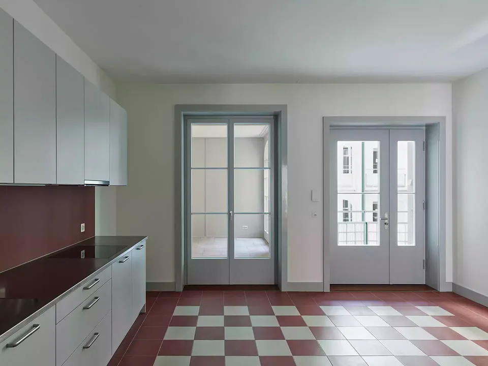 Küche mit hofseitigem Wohnungseingang