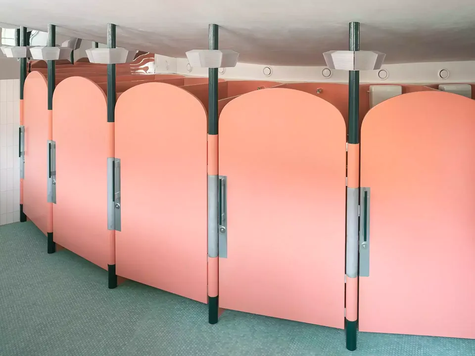 Gestrichene Stahltüren der Duschkabinen