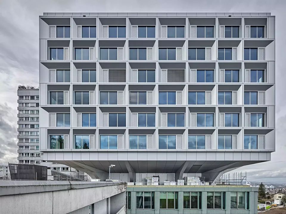 Die zurückspringende Fassade und die schräg verlaufenden Träger verleihen  dem Volumen eine schwebende Optik.