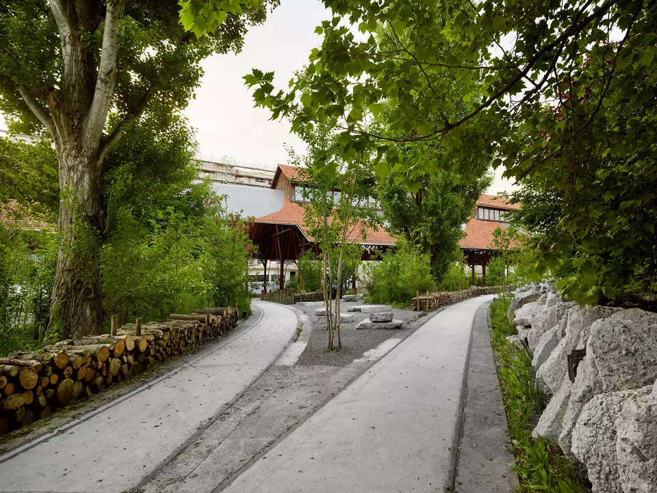 Zwischen die Gleise wurde Beton gefüllt. Als neue Parkwege schwingen sie sich  an der Halle vorbei und  durch sie hindurch.