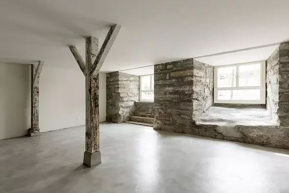 Im Atelierraum (UG) ist das Sandsteinmauerwerk sichtbar