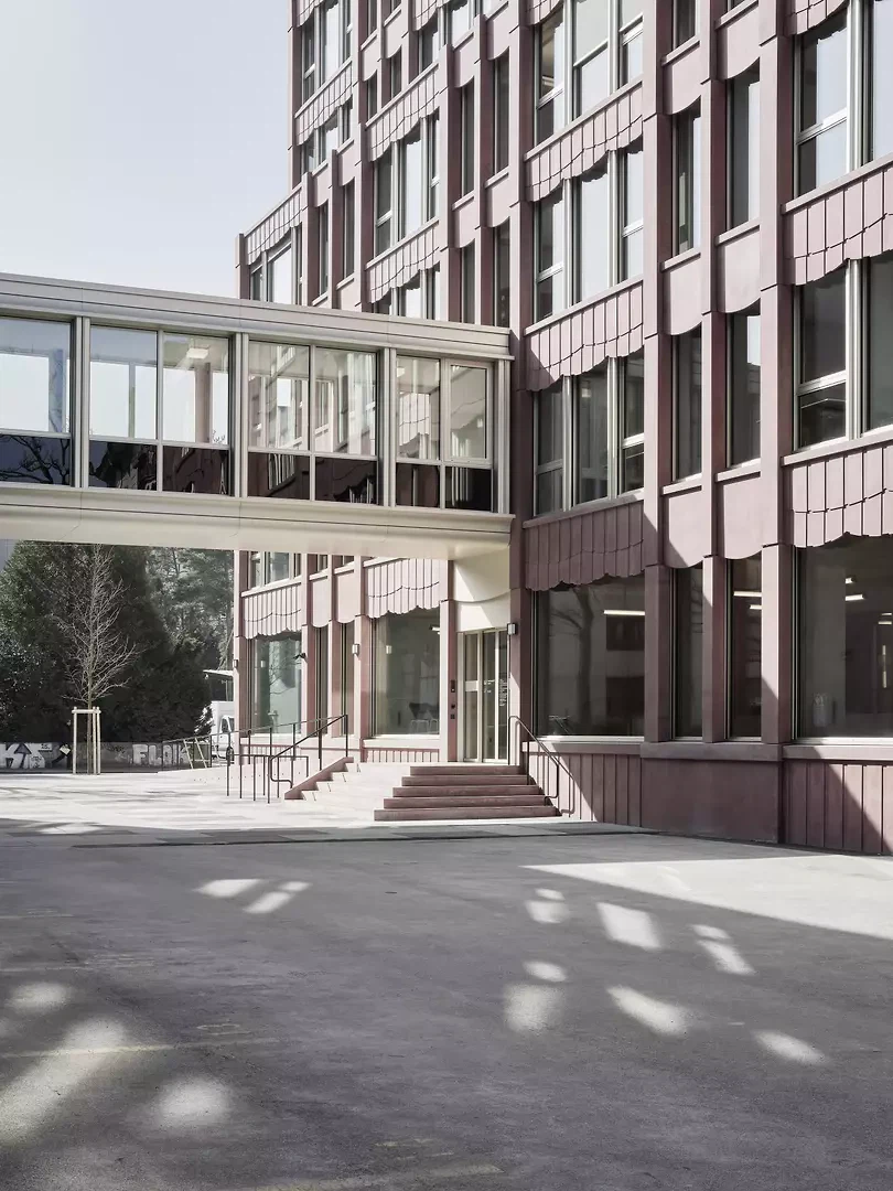 Eingang mit Passerelle