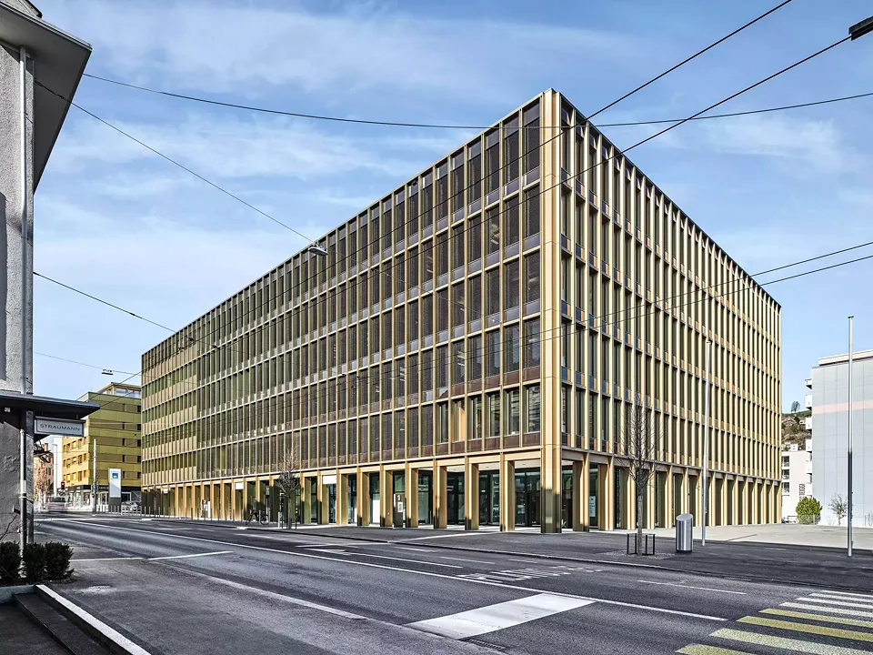 Der Eingang zum neuen Stadthaus befindet sich am Stadtplatz  in der starken Ecke des Gebäudes zur Luzernerstrasse.
