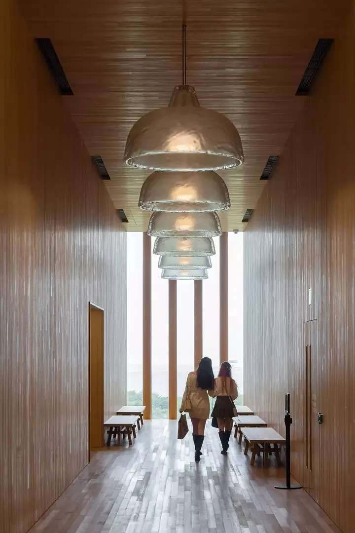 La majorité des espaces d’exposition bénéficient d’un apport de lumière naturelle en façades ou grâce aux lanterneaux en toiture.