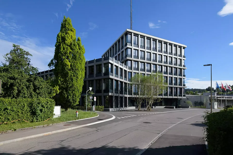 Ansicht Obermühlestrasse in Richtung Haupteingang