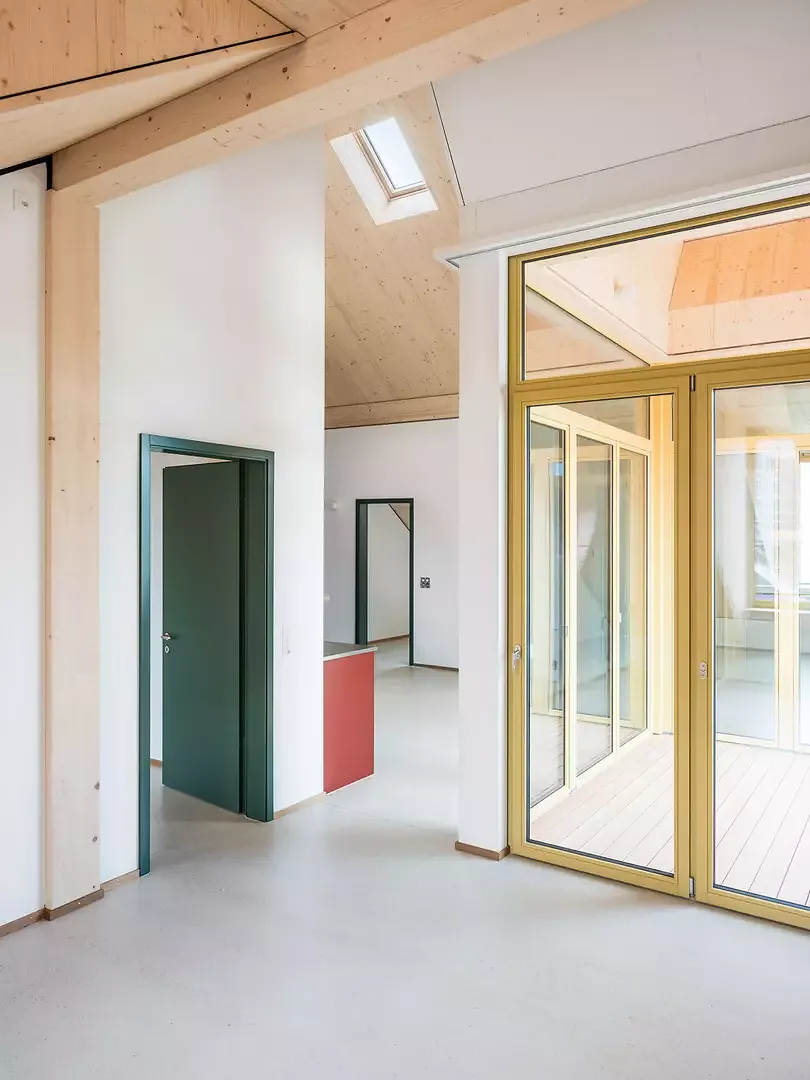 Fliessende, überhohe Räume im dachgeschoss der neuen Scheune