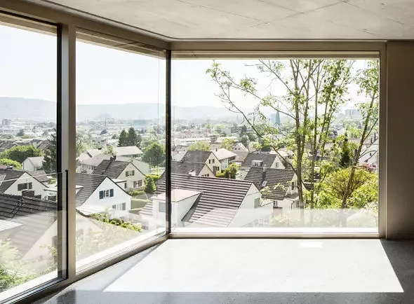 Wohnzimmer mit Blick auf die Stadt