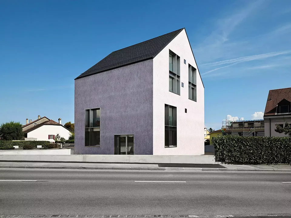 Die Geometrie des Gebäudes erhält die Erinnerung an das ehemalige Einfamilienhaus aufrecht und ist von Kinderzeichnungen inspiriert, indem sie das in der kollektiven Vorstellung verankerte Thema «Häuschen» neu interpretiert.