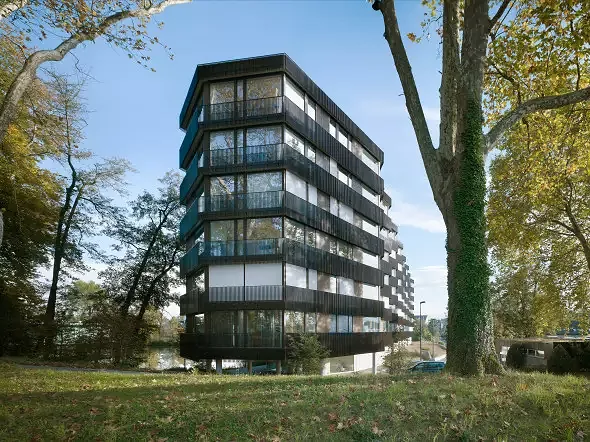 Die Modulation der Stirnseiten lässt das lange Haus schlank erscheinen