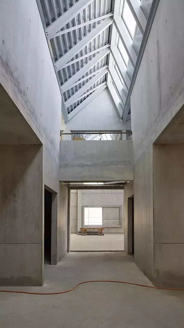 Les typologies inversées sont reliées par le vide