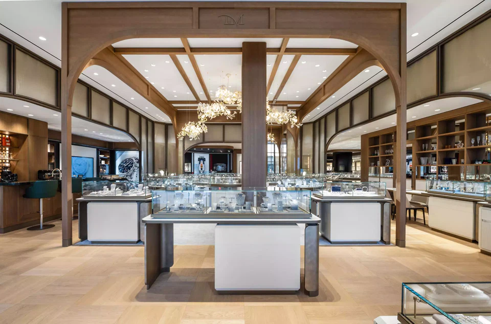 Blick auf die zentrale Pergola (13,1 × 9,8 × 4,2m) mit Verkaufstheke und kunstvollem Kronleuchter von Designerin Andreea