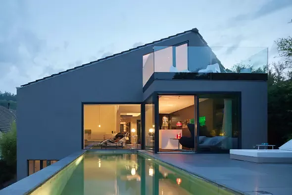 Blick vom Pool zum Haus