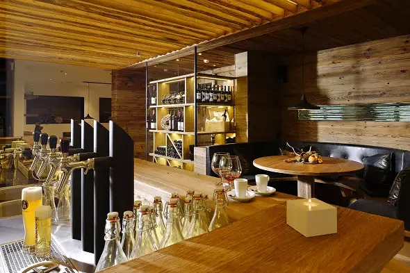 Bar mit Stammtisch im umgebauten Teil