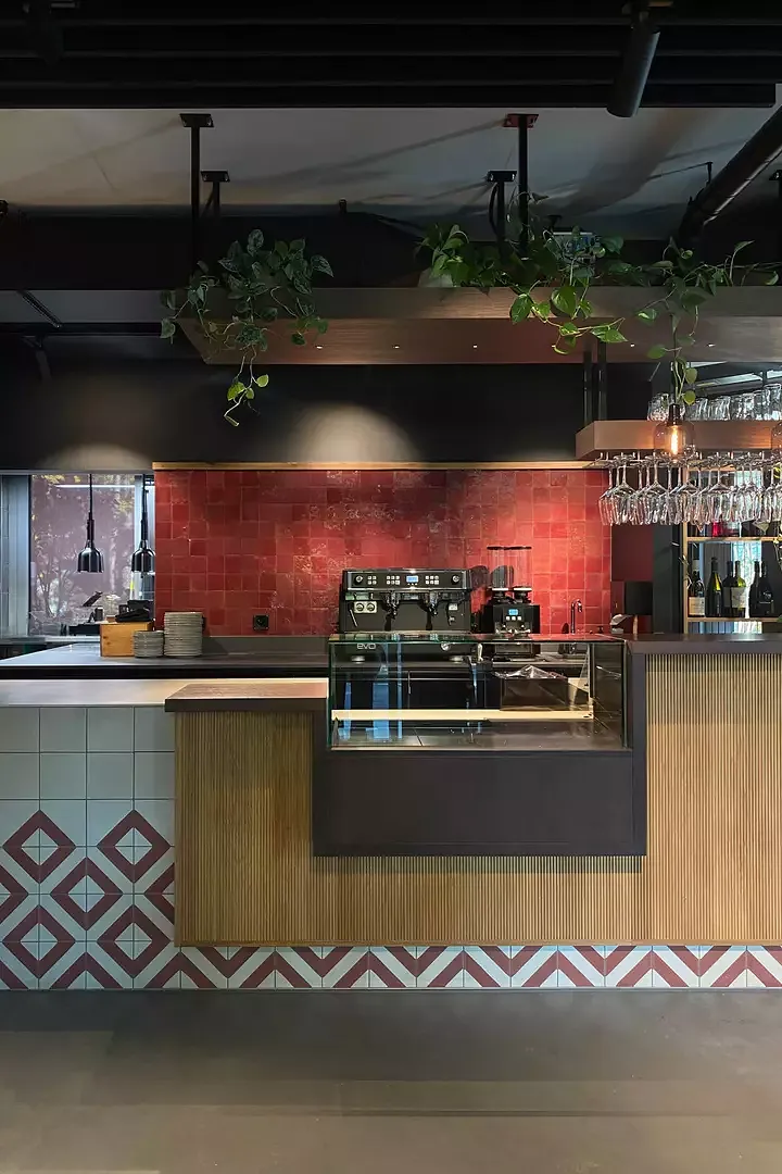 Blick vom Eingang an die Bar