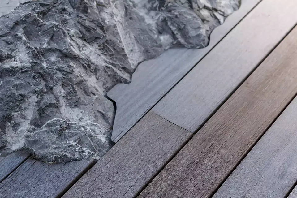 construit dans la roche