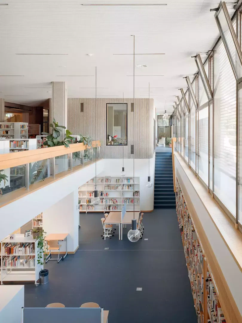 Blick in die Bibliothek mit Galerie