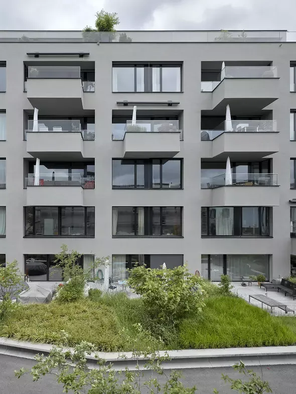 Die räumliche Vielfalt der inneren Wohnungsorganisation zeigt sich nach aussen an der unterschiedlichen Positionierung der Balkone.