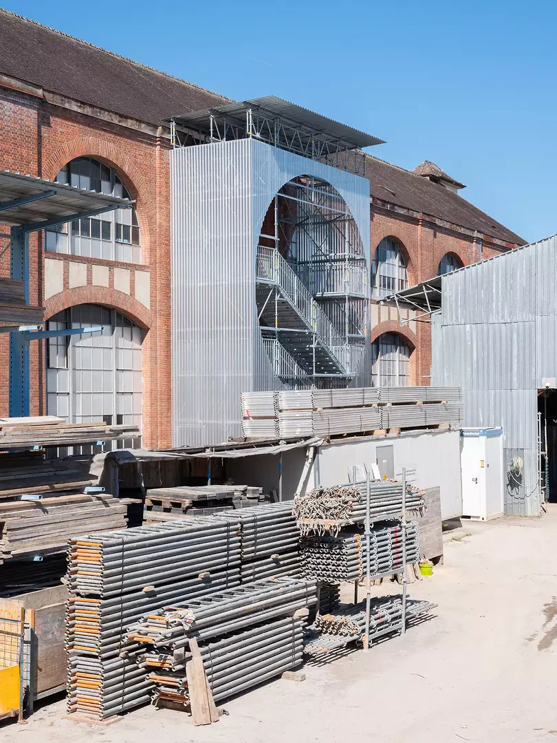 Treppenturm zwischen Gerüstbauer und Backsteinfassade