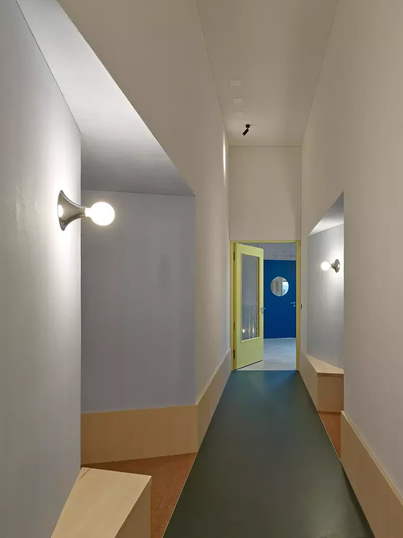 Korridor mit Überhöhe