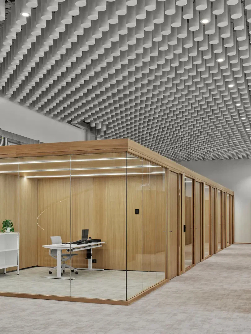 Des bureaux individuels sont à disposition pour travailler en toute concentration.